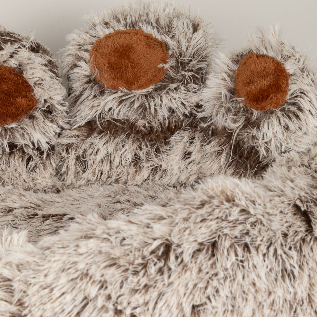 Close-up of the contrasting brown pads on the raised toes